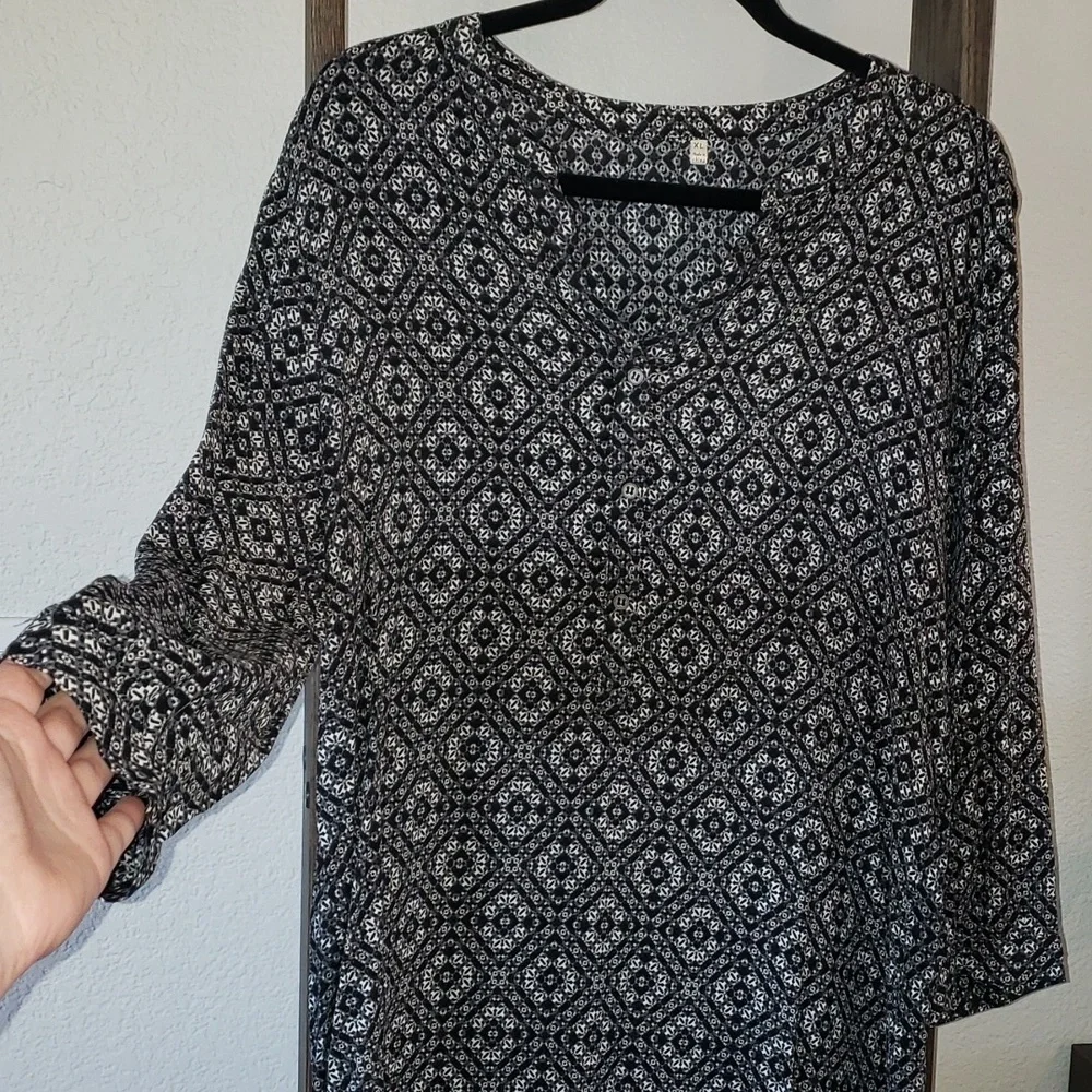 3/$12 Blouse Tunic V Neck Button Down Black Grey White XL-runs small - Picture 7 of 13